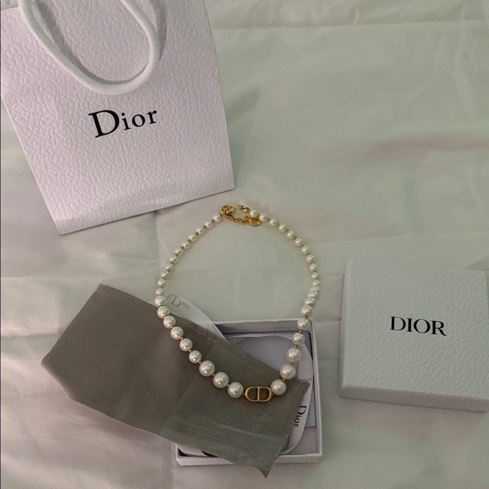 Pearl choker in box